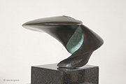 fotodocument Bronzen beeld Unidentified visible object